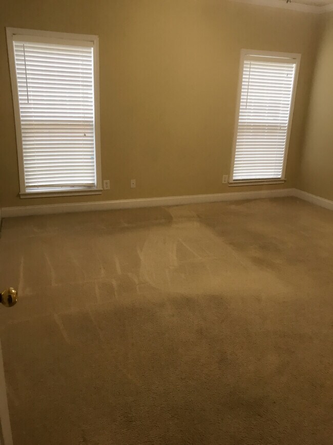 Building Photo - 535 Roland Manor Dr