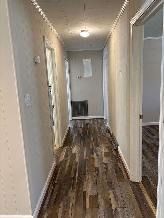 Building Photo - 3 BED, 1 BATH BRICK HOME