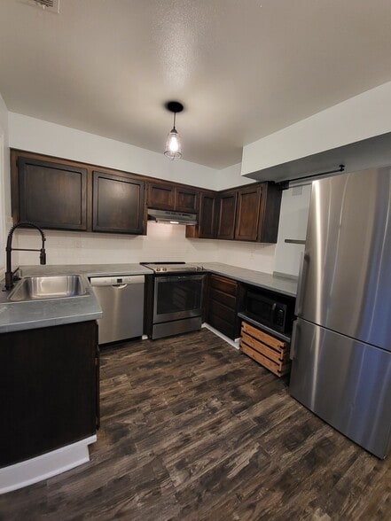 Building Photo - 150 Huntley Ave