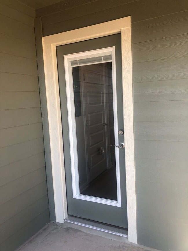 Building Photo - -=Available April 2026=-  4BR/2BA w/ Fenced Yard + Covered Parking in Hutto, TX