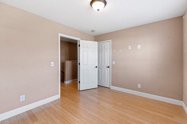 Building Photo - 402 Kings Rd