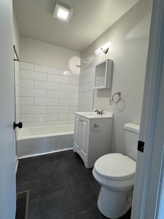 Building Photo - 404 Grubert Ave