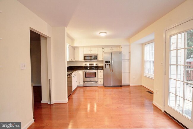 Building Photo - 9261 Ridgefield Cir