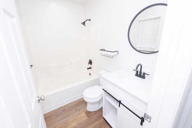Building Photo - Beautiful 2 bed 2.5 bath condo available n...