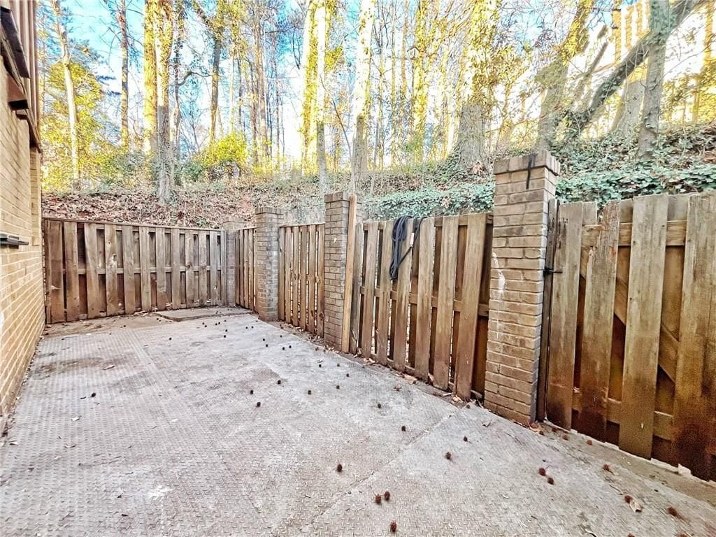 Building Photo - 2946 N Dekalb Dr