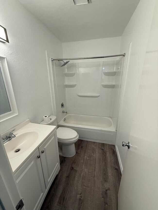 Building Photo - 125 London Ln