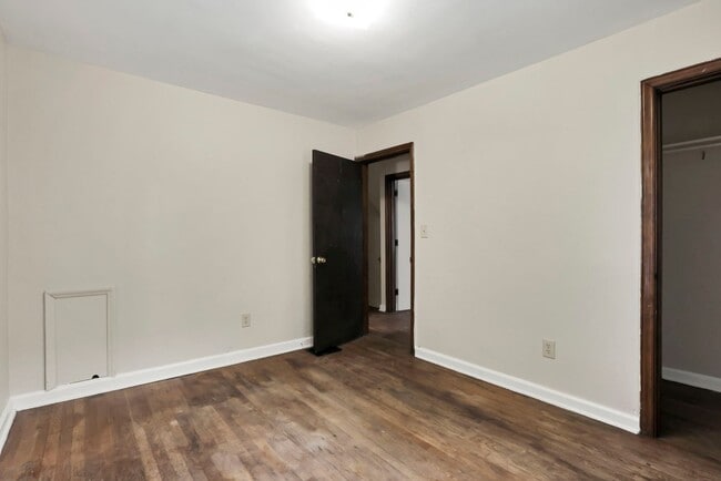 Building Photo - 47-53-53 S Burgess Ave