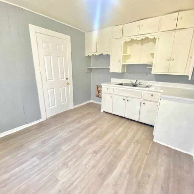 Building Photo - $0 First Month's Rent / $0 Deposit at Move-in