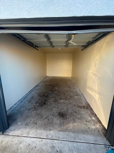 Building Photo - 632 E 113th St