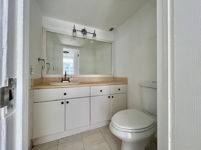 Building Photo - 2016 Bay Dr