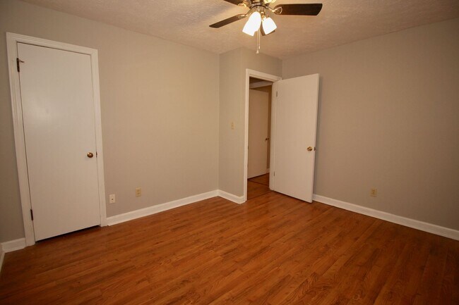 Building Photo - Adorable 3-brm brick ranch with lots of na...