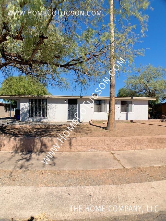 AVAILABLE NOW! 410 W CALLE ANTONIA Three 410 W Calle Antonia