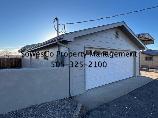 Building Photo - Large 3 Bedroom Home on East Side of Town