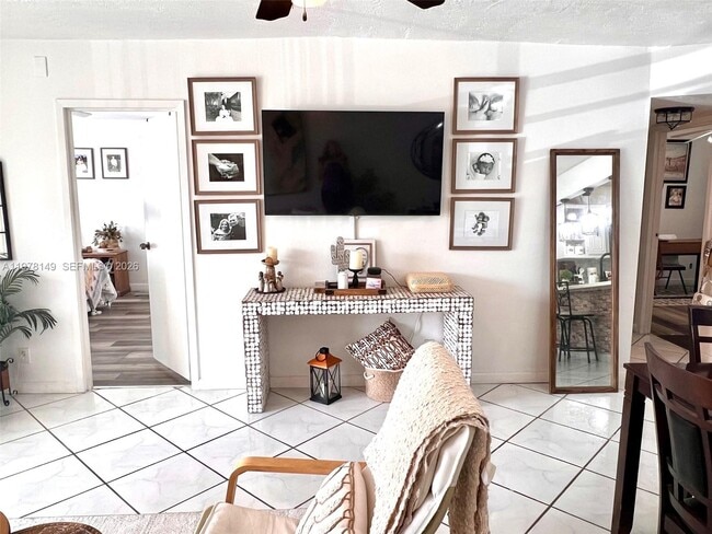 Building Photo - 2811 Somerset Dr