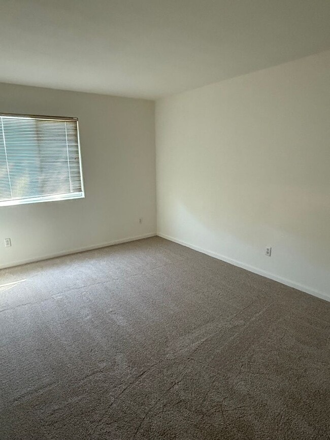 Building Photo - LARGE CORNER LOT 2 STORY 4 BED HOME IN MATHER