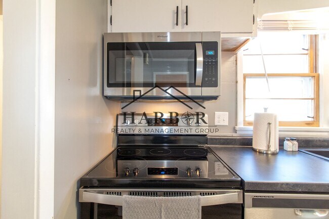 Building Photo - 5th Avenue SE Duplex