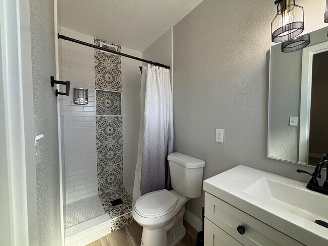 Building Photo - 3BR/2BA Single-Story — Minutes to Strip & Airport