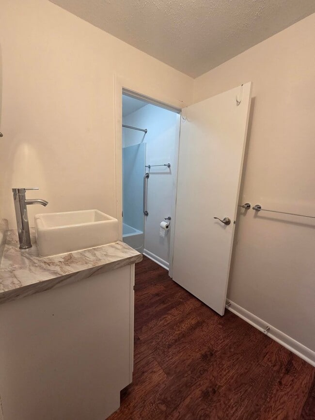 Building Photo - 2 Bed, 1 Bath Apartment