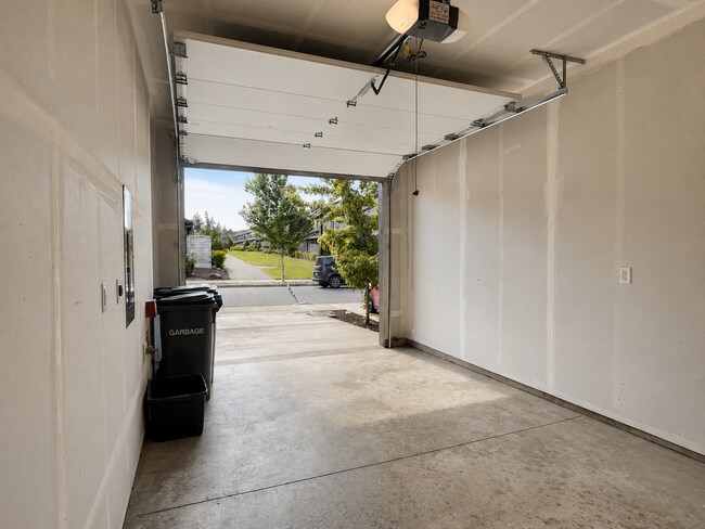 Building Photo - 13121 NE 71st Pl