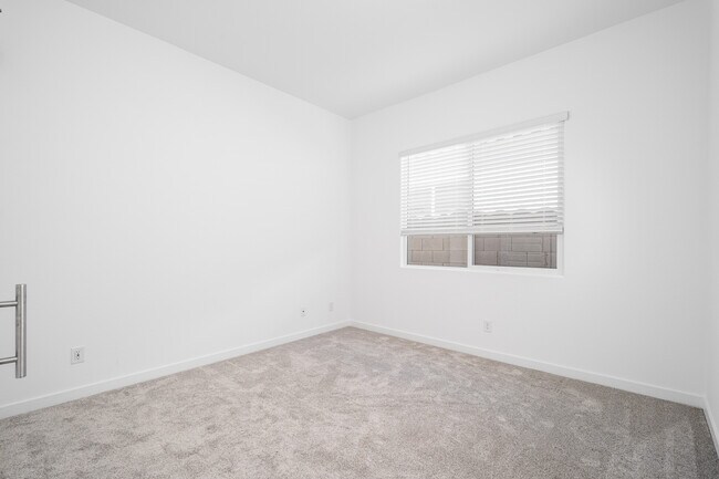 Building Photo - 3260 W Peak View Rd