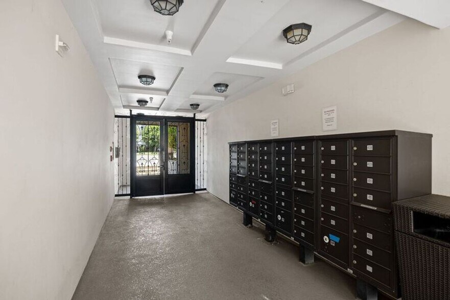 Building Photo - Modern 3 Bed, 2 Bath Condo for Lease – 1,320 Sq Ft – Prime Sherman Oaks Location