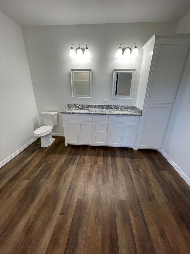 Building Photo - Comfortable 3/2 in Desired Neighborhood