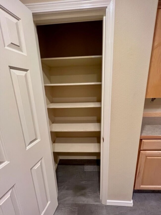 Building Photo - Updated 3 Bedroom Condo!