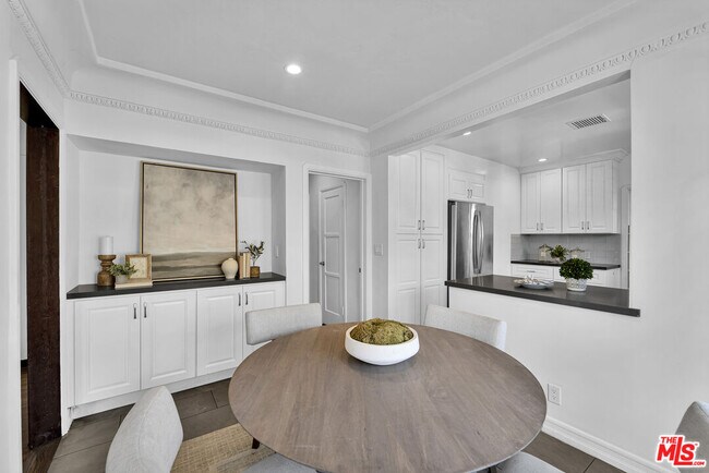 Building Photo - 203 S Detroit St