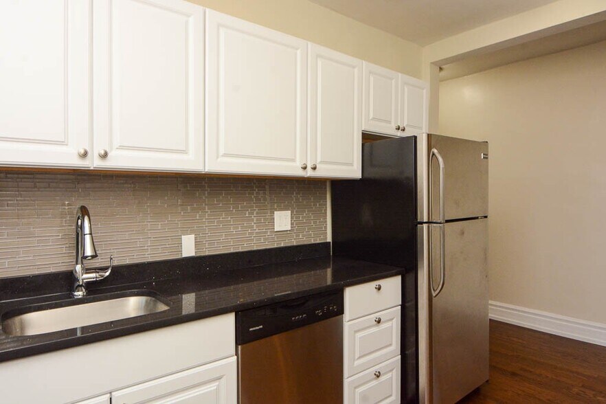 Building Photo - 3819.5 N Greenview Ave
