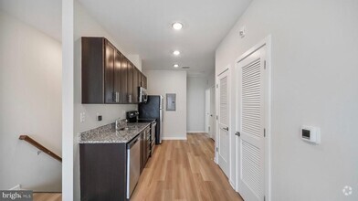 Building Photo - 4909 Hamilton Ave