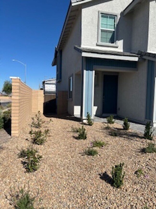 Building Photo - Spacious New Home with 5 Bedrooms in Hende...