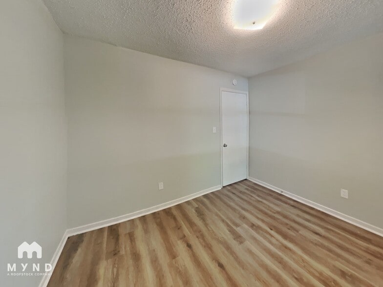 Building Photo - 5910 Honeysuckle Cir