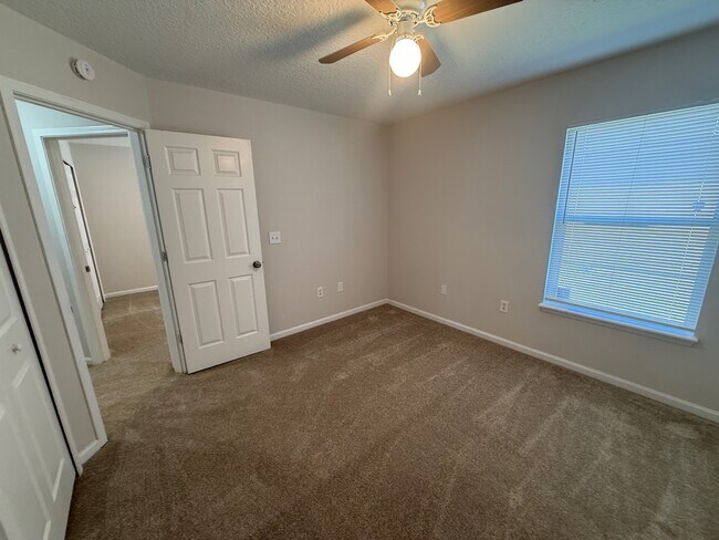 Building Photo - 5550 Oak Crossing Dr