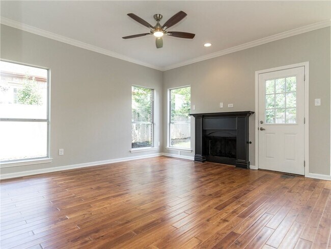 Building Photo - Gorgeous 3 bedroom, 2 story home!