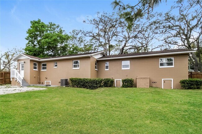 Building Photo - 701 Palm Springs Dr