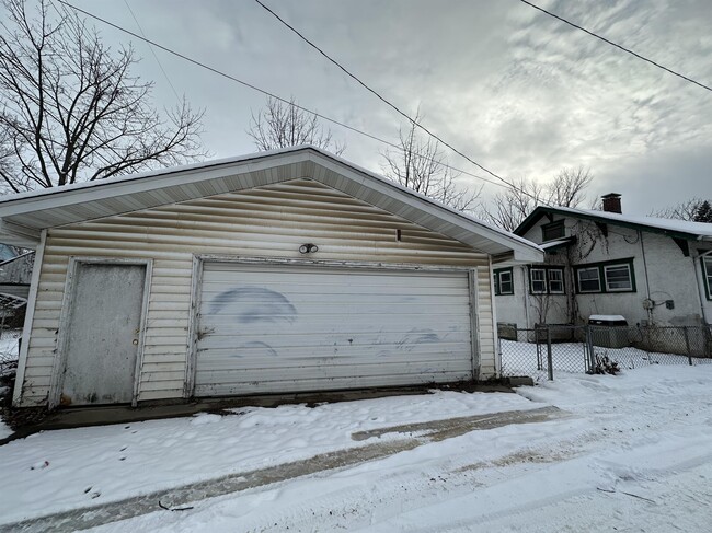 Building Photo - 27 State-S