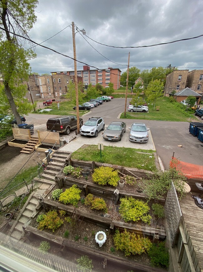 Building Photo - 821 E 1st St