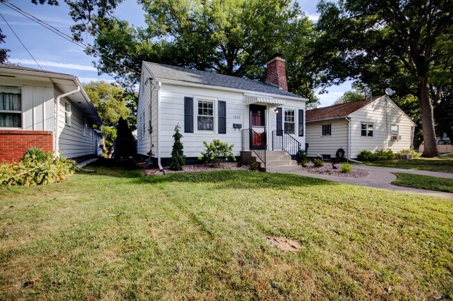 Building Photo - Beautifully Remodeled 2 Bedroom Home