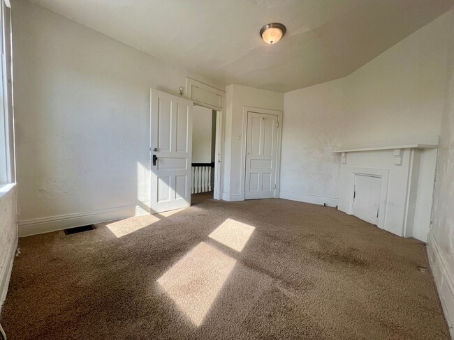 Building Photo - Large 3 BR in South Oakland! Covered Balcony! Close to Campus!
