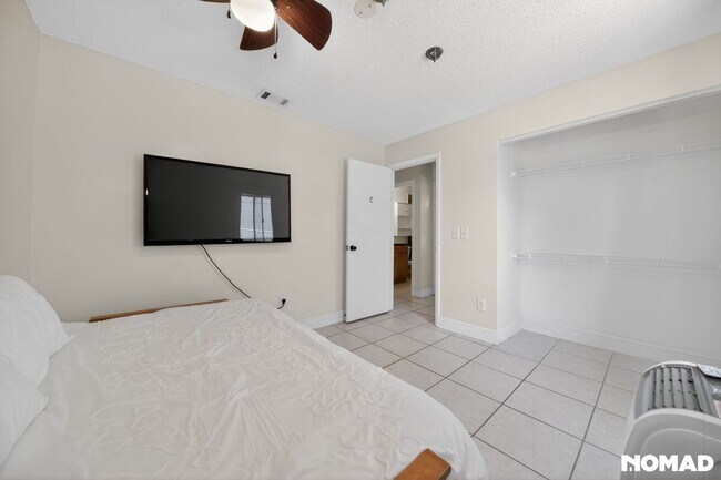 Building Photo - 3BR Modern Orlando 32824 Some Utilities Inc.