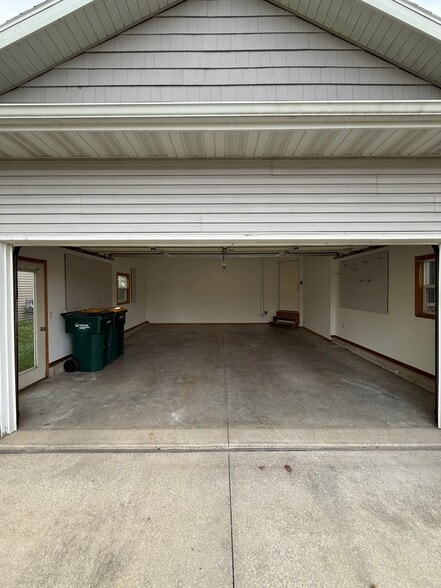 Building Photo - 103 E School Rd