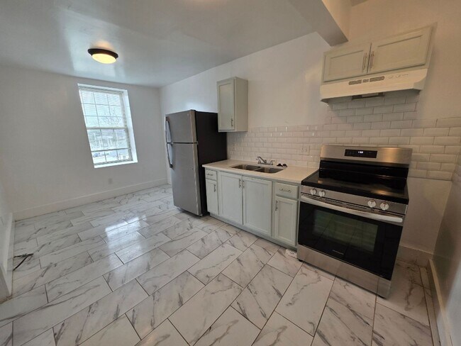 Building Photo - Modern 2-Bedroom Upper-Level Gem