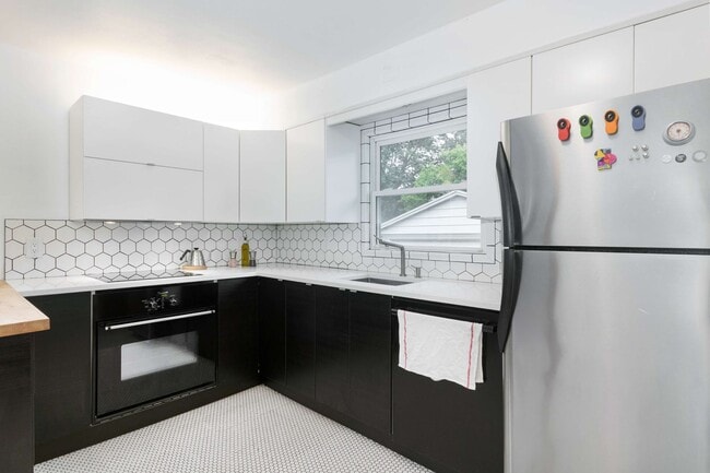 Building Photo - 3 BR eastside single family home. Fenced in yard. Fully furnished. Flexible leases.