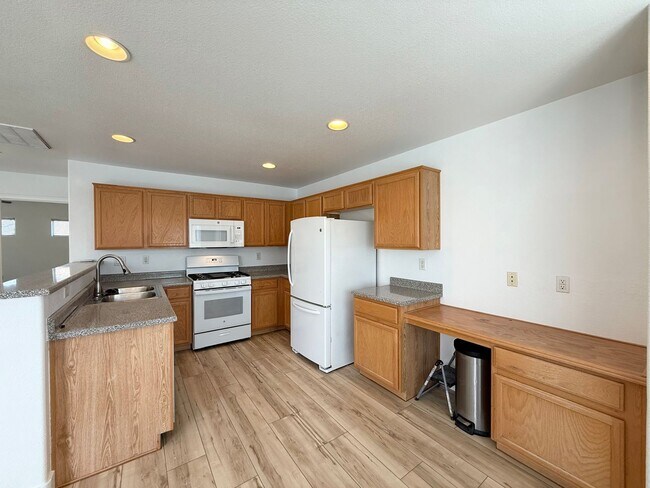 Building Photo - 2/BD 2.5/BA Home in Gated Community with M...