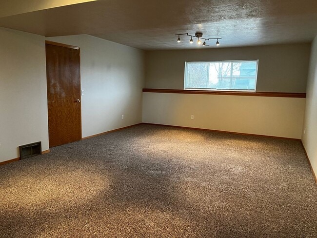 Building Photo - 5 Bed/2 Bath Rental Home on West Side!