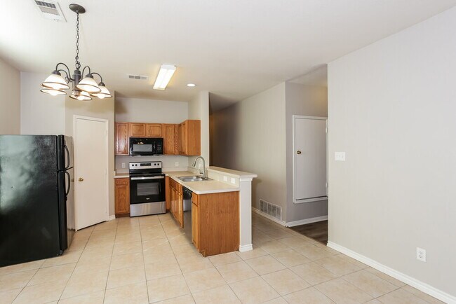 Building Photo - 2804 Hilcroft Ave