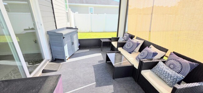 Building Photo - 3 bedroom 2 bath Open Floor Plan!