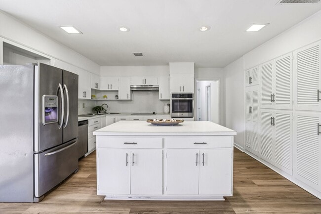 Building Photo - Charming Ranch Style Home With Spacious Basement in Brookhaven