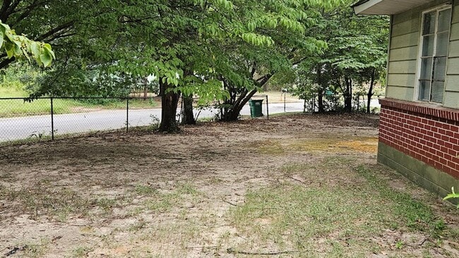 Building Photo - Nice Home with Fenced Yard