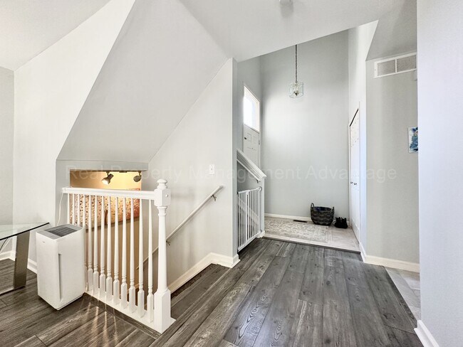 Building Photo - Beautifully Updated 2-Bedroom Townhouse w/ Finished Basement - Close to Royal Oak, Ferndale, Plea...